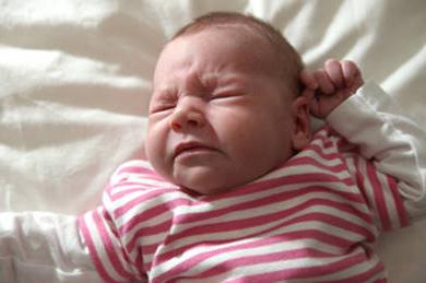 Πώς να θεραπεύσει μια ρινική καταρροή σε ένα νεογέννητο μωρό;
